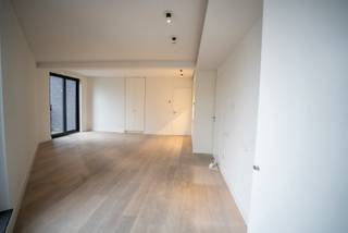 Prachtig afgewerkte appartement in hartje Mechelen!<br /><br />Het appartement is ideaal gelegen in de karaktervolle Muntstraat, midden in het bruisende stadscentrum. Hier woon je op wandelafstand van gezellige restaurants, boetieks, winkels en openbaar vervoer.<br /><br />Het appartement verwelkomt je met een lichtrijke en ruime leefruimte, afgewerkt met hoogwaardige materialen en een warme, moderne uitstraling. Aansluitend bevindt zich de volledig geïnstalleerde keuken, uitgerust met kwalitatieve toestellen. <br /><br />Verder beschikt het appartement over een aparte slaapkamer en een badkamer, voorzien van een inloopdouche.<br /><br />Dit appartement is bovendien zeer energiezuinig.<br /><br />Huurprijs: 900 EUR/maand + 100 EUR provisie voor het privatief verbruik van water, elektriciteit en verwarming. <br />Verder is er een mogelijkheid om een autostaanplaats bij te huren voor 110 EUR/maand. <br />Het appartement is beschikbaar 01/02/2026.<br /><br />Interesse? Plan snel je bezoek in via onze website www.living-stone.be<br />Bij vragen, neem contact op via michelle.vanroy@living-stone.be