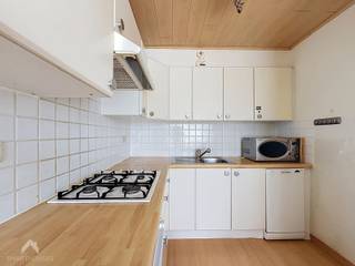 <p>Charmant en goed gelegen appartement op de 6<sup>de </sup>verdieping in een kleinschalige residentie Triton II in Oostduinkerke-Bad, op een absolute toplocatie direct aan de zeedijk met zijdelings zeezicht. Het appartement is praktisch ingedeeld en bestaat uit een inkomhal, lichtrijke leefruimte met eet- en zithoek, volledig geïnstalleerde open keuken, twee volwaardige slaapkamers, elk voorzien van maatwerkkasten, en een badkamer uitgerust met douche, lavabo en toilet. Bij het appartement is de kelderberging via de lift toegankelijk en op het gelijkvloers niveau is er nog een gemeenschappelijke fietsenberging voorzien van fietsbeugels. Het gebouw werd reeds opgewaardeerd met een volledige vernieuwing van de gevel en het dak (2025) en de lift (2005). Als laatste troef is er de mogelijkheid om een garage bij te kopen voor 89.000 euro (gelegen op 50 m onder de zeedijk – toplocatie).<strong><br /><br /></strong>Extra Troeven:</p>
<ul>
<li>Energiezuinig</li>
<li>Recente renovatie van de gevels</li>
<li>Unieke ligging met zijdelings zeezicht</li>
<li>Twee volwaardige slaapkamers</li>
<li>Gemeenschappelijke fietsenberging en private kelderberging (4 m²)</li>
<li>Lift</li>
<li>Mogelijkheid tot bijkopen garage (89.000 €)</li>
<li>Ideaal als tweede verblijf of investering aan de mooie Belgische kust</li>
</ul>
<p>Te koop zonder makelaar via Smart Houses. Wenst u meer informatie of een bezoek? Contacteer rechtstreeks de eigenaar +32472242702</p>
<p></p>
<p></p>