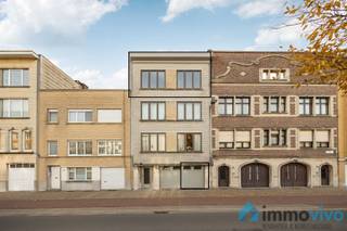 BOEK EEN AFSPRAAK RECHTSTREEKS VIA WWW.IMMOVIVO.BE AlgemeenDit mooi instapklaar appartement bevindt zich op de 3de verdieping van een kleinschalig...