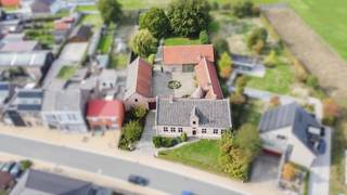 Prachtige, authentieke vierkantshoeve te Herdersem!Deze unieke eigendom beschikt op het gelijkvloers over een indrukwekkende inkomhal met...