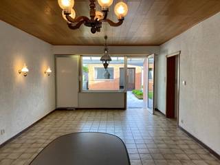 Centraal gelegen woning met 4 slaapkamers en zonnige tuin te Ieper <br /><br />De indeling is als volgt: <br />Gelijkvloers: inkomhal - leefruimte - volledig geïnstalleerde keuken - toilet - badkamer met wastafel, inloopdouche en aansluiting voor wasmachine en droogkast - ruime slaapkamer - droge kelder. <br />Verdiep: 3 volledig gerenoveerde slaapkamers - ruime hal/dressing - vaste trap richting zolder. <br />Geïsoleerde zolder. <br /><br />Onderhoudsvriendelijke tuin met zonneterras en ruime tuinberging. <br /><br />Vrij vanaf 1/12/2026<br /><br />Centrale verwarming op aardgas