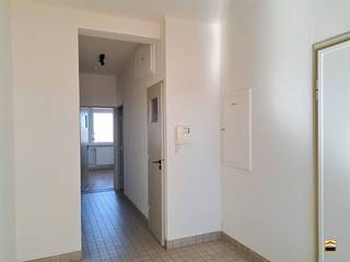 <p><span>Prachtig 2 slaapkamer appartement op TOPLOCATIE te Hasselt</span><span><br /><br /></span><span>De algemene onkosten is inclusief het volledig waterverbruik alsook het voorschot voor de verwarming. <br /><br />Het appartement is gelegen op de 5de verdieping met mooi verzicht.<br />Het gebouw is voorzien van een lift tot in de kelder. <br /></span><span>Minder mobiele mensen kunnen vlot zonder trappen via de ondergrondse garage/kelder<br />met de lift tot aan het appartement. </span><span><br /><br />Via de inkomhal komt men terecht in de ruime leefruimte met veel lichtinval.<br />Verder werd deze ruimte voorzien van moderne en ruime inbouwkasten.<br /><br />De keuken werd voorzien van alle nodig comfort.<br />(metname koelkast, kookplaat met dampkap, afwasmachine, oven, microgolf-oven)<br />Via de keuken heeft men toegang tot het kleine balkon. <br /><br />De 2 ruime slaapkamers zijn ook voorzien van inbouw(kleer-)kasten en <br />er zijn rolluiken aanwezig.<br /><br />In de vernieuwde badkamer is er zowel een toilet aanwezig alsook een ligbad en lavabo.</span></p><p><span>In de inkomhal treft men nog een gasten toilet aan.<br /><br />Berging aanwezig in het appartement. In de kelder is er nog een kleine private-bergruimte.<br />Verder is er een groot deel gemeenschappelijk van de kelder waar men <br />bijvoorbeeld fietsen kan plaatsen. <br /></span><span><br />Ligging:</span><span><br />* Gelegen op 500 meter van het STATION te HASSELT.<br />* Openbaar vervoer op wandelafstand (LEOPOLDPLEIN)<br />* Winkelstraat op 300 meter <br />* ziekenhuis, horeca, scholen, administratie, banken etc.. op wandelafstand<br />* E313 slechts op 3 km afstand<br /><br /></span><span>Algemene info:</span></p><p><span>- huurprijs:845 euro/maand <br />- vrij vanaf:15 december 2026<br />- </span><span>Huisdieren: enkel toegelaten mits voorafgaande schriftelijke toestemming van de verhuurder</span><span> </span><span><br />- EPC-waarde:189 kWh/m² <br />- algemene onkosten: 190 euro/maand <br /> - onderhoud gemeenschappelijke delen/lift<br /> - elektriciteit gemeenschappelijke delen<br /> - forfaitair bedrag voor privé-waterverbruik (zonder afrekening)<br /> - voorschot voor verwarming (gas) met afrekening via calorie-meters <br /><br /></span></p><p><span>PARKEERGELEGENHEID:<br /></span><span>Voor het appartement zijn er een 4-tal autostaanplaatsen die enkel gebruikt mogen <br />worden door de bewoners. Verder krijgt een bewoner van het centrum een gratis <br />bewonersparkeerkaart (2 per woning). </span><span>Als bewoner binnen de kleine ring van Hasselt <br />mag je met deze kaart onbeperkt op straat parkeren in je toegewezen zone.</span></p>