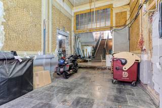 <span><span>In dit iconische, <strong>historische</strong> gebouw van de <strong>voormalige bioscoop en danszaal '<em>Lido'</em></strong> schuilt een uitzonderlijk eigendom, waar karakter, geschiedenis en een waaier aan mogelijkheden harmonieus samenkomen. Gelegen in het <strong>hart van Ieper</strong> geniet dit pand van een uitstekende bereikbaarheid: winkels, horeca, scholen en openbaar vervoer situeren zich op wandelafstand. De omgeving combineert de levendigheid van het stadscentrum met een aangename rust, wat zorgt voor een ideale woon- en werkomgeving.<br /><br />Via de ingangspoort komt men in de ruime inkomhal. Meteen trekt <strong>de imposante trap</strong> de aandacht: <strong>een architecturaal statement</strong> die verder toegang verleent tot de verschillende verdiepingen. Tevens bevinden zich op het gelijkvloers <strong>meerdere polyvalente ruimtes</strong>, <strong>ideaal voor expositie, praktijkruimtes</strong> of voor zelfstandige activiteiten. Achteraan is er misschien een uitgang mogelijk, uitgevend naar de Maanstraat. Dit wordt momenteel uitgezocht.<br /><br />Op de eerste tussenverdieping zijn er twee ruime slaapkamers, een doucheruimte en een apart toilet.<br /><br />Via een en trap, in natuursteen, komt men uit op de eerste verdieping, waar zich de huidige leefruimte bevindt. Deze kan, indien gewenst, verruimd worden tot een indrukwekkende loft met uitzonderlijke plafondhoogtes, royale raampartijen en<strong> een panoramisch uitzicht op de majestueuze Ieperse Lakenhallen</strong>.<br />De aangename leefruimte sluit via een open trap naadloos aan op de huidige open keuken. Vanuit de keuken leidt een trap naar het <strong>zonnige dakterras</strong>: een zeldzame en rustige buitenruimte met uniek zicht op het historische stadscentrum.<br /><br />De tweede tussenverdieping herbergt een derde slaapkamer met ensuite badkamer. Op de derde tussenverdieping is er ook nog een vrij in te delen ruimte (bureau, slaapkamer, etc...).<br /><br />Enkele foto's werden digitaal bewerkt (huidige toestand en een simulatie om even van weg te dromen).<br /><br /><u>Extra troeven:</u></span></span>
<ul>
<li><span><span>Centraal gelegen;</span></span></li>
<li><span><span><strong>Tal van meerdere, unieke mogelijkheden</strong>;</span></span></li>
<li><span><span><strong>Extra slaapkamers mogelijk</strong>;</span></span></li>
<li><span><span>Historische pand;</span></span></li>
<li><span><span><strong>Laag KI</strong>;</span></span></li>
</ul>
<span><span> Ben je op zoek naar een exclusief eigendom met charme, karakter en eindeloze mogelijkheden? Dan biedt dit bijzondere pand een unieke kans om een uitzonderlijk woon- of investeringsproject te realiseren in het centrum van Ieper. <br /><br />Maak nu uw afspraak op het nummer 051/50 11 51 of mail naar info@diksimmo.be en ontdek uw nieuwe thuis in hartje Ieper.</span></span>