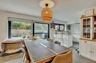 Voor meer info of een bezoek, bel 053 59 49 32 - TE KOOP - Dit instapklare gelijkvloers appartement combineert comfort met energiezuinig wonen...