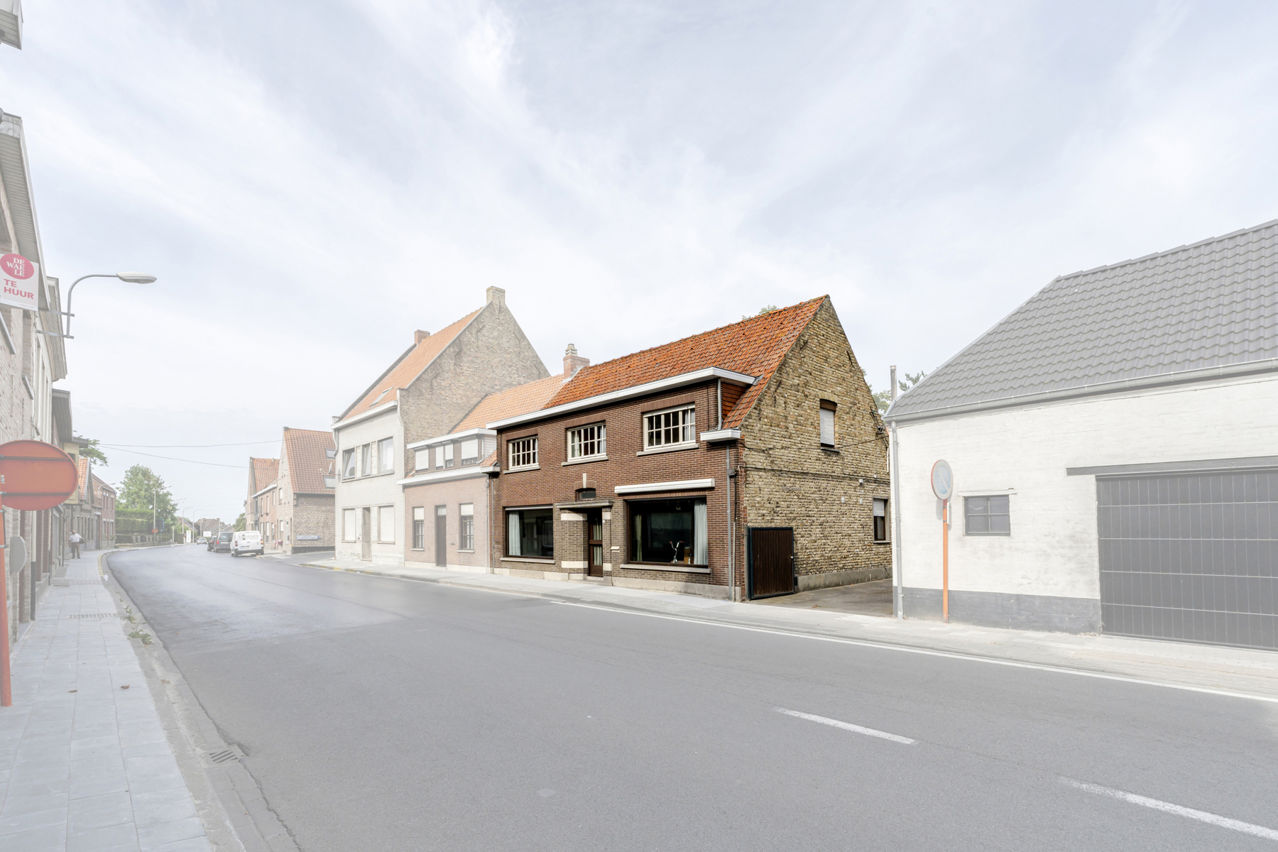 Ruime woning met meerdere bijgebouwen - foto 2