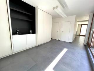 Mooie gerenoveerde handelsruimte in hartje Mechelen. Dit instapklare pand is voorzien van een volledig ingerichte keuken en toilet met een...