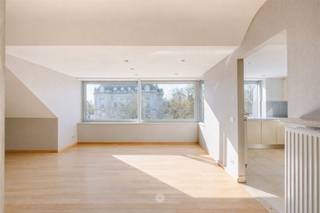 <p><span>DESTELBERGEN - Appartement lumineux dans le centre de Destelbergen</span></p><p><span> </span></p><p><span>Au deuxième et dernier étage, la Residentie Libbrecht abrite cet appartement lumineux avec vue sur l'emblématique hôtel de ville de Destelbergen.</span></p><p><span> </span></p><p><span>Les atouts en bref :</span></p><ul><li><span>EPC B favorable</span></li><li><span>Situé à deux pas de l'autoroute R4 et de sa sortie</span></li><li><span>Place de parking derrière l'immeuble</span></li></ul><p><span> </span></p><p><span> </span></p><p><span>Disposition :</span></p><p><span>Vous entrez dans l'appartement par le hall d'entrée, où il y a de la place pour un vestiaire et des toilettes séparées pour les invités. De là, vous entrez dans l'espace de vie agréable et lumineux avec de grandes fenêtres et une vue ouverte sur les environs. La cuisine adjacente est spacieuse et dispose d'une salle de stockage pratique avec des installations comprenant une buanderie et un espace de stockage. </span></p><p><span>L'appartement comprend deux chambres confortables et une salle de bains avec double lavabo, douche et toilettes. L'appartement dispose également d'une cave privée et d'un accès à une salle de stockage commune. Il y a un grand espace de stationnement à l'arrière du bâtiment, ainsi qu'un abri pour les vélos et une zone séparée pour les déchets. L'ascenseur permet d'accéder facilement au sous-sol.</span></p><p><span> </span></p><p><span>Important :</span></p><p><span>EPC B</span></p><p><span>Prix indicatif €375 000</span></p>