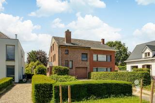 <p><span>Ruime gezinswoning in doodlopende straat!</span></p><p><span> </span></p><p><span>Nabij het dorpscentrum van Herent vinden we deze zeer welgelegen eengezinswoning terug. Deze halfopen woning werd gebouwd in 1980 en werd steeds zeer goed onderhouden.</span></p><p><span>Het pand is gelegen in de Belsenakenstraat, een doodlopende straat nabij belangrijke voorzieningen en invalswegen zoals o.a. Colruyt, Aldi, E314, Leuven...</span></p><p><span> </span></p><p><span>Dankzij de ligging op een ruim perceel van 7a 11ca beschikt deze woning over een uiterst aangename en privatieve tuin. Bovendien is de tuin volledig aangelegd en is er een perfect onderhouden terras aanwezig.</span></p><p><span> </span></p><p><span>De gelijkvloerse verdieping omvat een ruime inkomhal, ingerichte keuken, leefruimte met aparte eethoek en een zeer handige inpandige garage.</span></p><p><span>Op de eerste verdieping vinden we maar liefst drie slaapkamers, een aparte bureau en een badkamer met ligbad en douche terug.</span></p><p><span>De zolderverdieping werd opgedeeld in nog eens twee extra slaapkamers/bergruimtes.</span></p><p><span> </span></p><p><span>De woning wordt verwarmd op stookolie en geniet van een EPC label D, hierdoor is er géén renovatieverplichting van toepassing!</span></p><p><span>Over het algemeen dient deze woning stevig opgefrist te worden maar biedt dit wel de mogelijkheid om het helemaal in te richten naar uw eigen smaak.</span></p><p><span> </span></p><p><span>De ligging is prima, ideaal wie rustig wenst te wonen nabij het centrum van Herent. Heb je interesse in deze woning? Vraag snel je bezoek aan via 016 15 31 15 of info@immolivit.be</span></p>