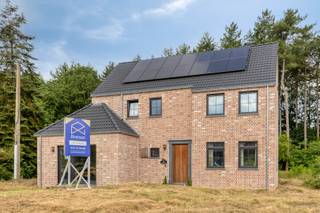 <strong>Nieuwbouwwoning op een perceel van 15a 89ca te koop in Tessenderlo</strong><br /><br />Op de Hommelbeek, een rustige straat nabij het centrum van Tessenderlo, vinden we deze recente nieuwbouwwoning uit 2024. De ligging nabij het centrum van Tessenderlo biedt heel wat voordelen: winkels, scholen, horeca en openbaar vervoer bevinden zich op fietsafstand. Op een steenworp van de woning bevindt zich natuurgebied Gerhagen, ideaal voor wie houdt van natuur en rust. <br /><br />We betreden de woning via de inkomhal met een apart gastentoilet. Via de inkomhal komen we binnen in de ruime en lichtrijke leefruimte (11,62m²) met open keuken (41,44m²). De keuken is uitgerust met een kookvuur met dampkap, een microgolf, een oven, een vaatwasser, een koelkast en een wijnkoeler. Achter de keuken is er een handige berging met aansluiting voor een wasmachine en droogkast.<br /><br />Aan de voorzijde in de woning bevindt zich een praktijkruimte (26,18m²) die extra mogelijkheden biedt. De praktijkruimte is voorzien van een aparte ingang.<br /><br />Op de eerste verdieping zijn er drie ruime slaapkamers (13,12m², 9,38m² en 15,36m²), waarvan de masterbedroom voorzien is van een dressing (8,72m²). De badkamer is voorzien van een bad, een douche, een dubbele lavabo en een tweede toilet. <br /><br />Er is een vaste trap naar de zolderverdieping (37,81m²) die nog heel wat extra mogelijkheden biedt. <br /><br />De tuin is west georiënteerd en heeft een prachtig groen zicht wat zorgt voor een extra rustgevend gevoel. Verder bestaat de tuin uit 496m² aan bos, ideaal voor natuurliefhebbers.<br /><br />De centrale verwarming gebeurt via vloerverwarming op aardgas. Er zijn 14 zonnepanelen met een totaal vermogen van 5.600 Wattpiek. De berekende energiescore bedraagt 25 kWh/m²jaar wat resulteert in een energiezuinig label A.<br /><br />De woning wordt verkocht onder registratierechten!<br /><br />Spreekt deze gezinswoning jullie aan? Contacteer ons via info@bosmanvastgoed.be voor meer info of een bezoek ter plaatse. Wij helpen jullie graag verder!
