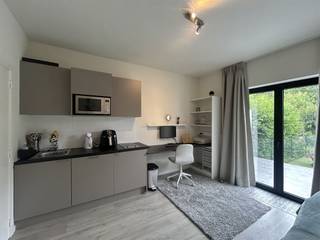 <p>Heverlee, gelegen aan de zuidkant van de bruisende studentenstad Leuven, is de perfecte uitvalsbasis voor studenten verbonden aan de Arenbergcampus, de faculteiten van de wetenschappen, het interuniversitair onderzoekscentrum van IMEC en de UC Leuven-Limburg. Naast deze onderwijsvoorzieningen zijn tal van faciliteiten in de nabijheid te vinden: sportkot, supermarkten, openbaar vervoer (station Heverlee & Leuven), Leuven Centrum… De studio zelf is gelegen op de gelijkvloerse verdieping van het gebouw en geniet van een prachtig aangelegde tuin en terras. De studio is de definitie van aangenaam studeren en dit met een groen uitzicht.<br /><br />Voor meer info of een afspraak 016 229 228 - verhuur@connect-immo.be<br />Beschikbaar vanaf 1 september 2026<br />Lasten: 95€ provisie </p>