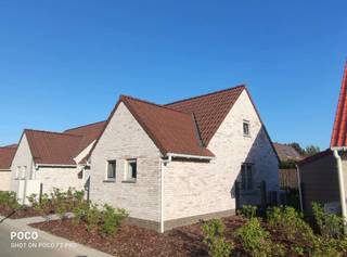 Ontdek deze prachtige vakantiewoning van het bouwjaar 2021 in Oostduinkerke.
De woning is gelegen in het vakantiepark Westhinder I, op een boogscheut van het natuurreservaat De Doornpanne en op twee kilometer van het charmante strand van Sint-André.
Deze recente woning beschikt over drie ruime slaapkamers en een uitstekend EPC-label A.
Door de gunstige ligging in het park is de zuid gerichte tuin zeer privatief.
De woning is energiezuinig en duurzaam door de aanwezigheid van zonnepanelen en een regenwaterput.
Indeling:
Gelijkvloers: inkomhal met trap naar de eerste verdieping, bergruimte onder trap, toilet, badkamer met inloopdouche, open keuken, leefruimte, slaapkamer.
Terras, tuin in kunstgras en buitenberging.
Eerste verdieping: twee ruime slaapkamers.
Staanplaats voor één voertuig inbegrepen.
Woning is voorzien van airconditioning in alle slaapkamers en in de leefruimte.
In het park is er een centrale plaats met speeltuin, sportveld en petanquebaan.
Bij interesse contact opnemen via polderhuis10@gmail.com of 0477/518139.