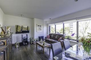 <p>Recent volledig vernieuwd en instapklaar appartement gelegen op de 4de verdieping van een verzorgd en perfect onderhouden gebouw. Ideaal gesitueerd aan de Groenenborgerlaan met vlotte verbinding naar belangrijke uitvalswegen, universiteiten, winkels en scholen. Bovendien bevindt u zich op wandelafstand van diverse parken en openbaar vervoer, wat zorgt voor een perfecte combinatie van bereikbaarheid en groen.<br />Indeling: ruime inkomhal met praktische ingemaakte kasten, royale en lichtrijke leef- en eetruimte met grote raampartijen en een prachtig open uitzicht, moderne volledig ingerichte keuken met rechtstreekse toegang tot een ruim balkon, drie volwaardige slaapkamers en een stijlvolle badkamer met inloopdouche.<br />Bijzonderheden:<br />Airconditioning aanwezig<br />Kelderberging inbegrepen<br />Goede EPC-score (B)<br />Perfect onderhouden gebouw<br />Lage maandelijkse kosten<br />Zoveel ruimte (125m2) 3 volwaardige slaapkamers, alle comfort en kwaliteit op deze topligging is zeldzaam.<br />Maak nu snel uw afspraak voor onze eerste bezoekdag op zaterdag 14 maart en mis deze unieke opportuniteit niet!</p>