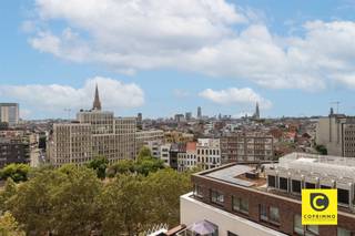 <h1><span>Energiezuinig 2-slpkappartement met ruim terras en fenomenaal uitzicht over Antwerpen </span></h1><h1><span>Wonen boven Antwerpen: een uitzicht dat nooit verveelt. </span></h1><p><span>Sommige appartementen bieden comfort. Andere bieden een mooi uitzicht. Maar slechts zelden vindt u een appartement waar het uitzicht zélf een belevenis wordt.</span></p><p><span>Welkom op de 9de verdieping van dit prachtige appartement aan de Tunnelplaats, waar Antwerpen zich elke dag opnieuw van zijn mooiste kant laat zien. Vanop uw terras en vanuit de leefruimte kijkt u uit over een adembenemend stadsdecor met onder meer de Onze-Lieve-Vrouwekathedraal, het MAS, de Boerentoren en de iconische Antwerpse skyline. Van zonsopgang tot zonsondergang verandert het panorama voortdurend van kleur en sfeer. Een uitzicht dat niet went, maar blijft imponeren.</span></p><p><span>Met een bewoonbare oppervlakte van ca. 115 m², een ruim westgericht terras, twee slaapkamers, EPC-label A en een recent bouwjaar van 2019 combineert dit appartement hedendaagse luxe met een uitzonderlijke woonbeleving.</span></p><h2><span>Toplocatie tussen historisch centrum en het Eilandje</span></h2><p><span>Gelegen aan de Tunnelplaats 8, bevindt u zich op een van de meest gegeerde locaties van Antwerpen. Op wandelafstand vindt u zowel het historische stadscentrum als het bruisende Eilandje met zijn gezellige restaurants, terrassen, musea en jachthaven.</span></p><p><span>Hier woont u midden in de stad, met alle voorzieningen binnen handbereik, terwijl u thuis geniet van rust, licht en een ongeëvenaard uitzicht boven het stadsgewoel.</span></p><h2><span>Indeling</span></h2><p><span>Met de lift bereikt u de 9de verdieping, waar u wordt verwelkomd in een ruime inkomhal met voldoende plaats voor een vestiaire en extra opbergruimte.</span></p><p><span>Vanuit de hal komt u in de indrukwekkende leefruimte op parketvloer. Dankzij de grote raampartijen en de hoge ligging wordt deze ruimte overspoeld door natuurlijk licht. De combinatie van openheid, ruimte en het spectaculaire uitzicht zorgt voor een uniek gevoel dat u ook na jaren nog zal weten te waarderen.</span></p><p><span>De leefruimte biedt meer dan voldoende plaats voor een royale zithoek en een ruime eettafel. Aansluitend bevindt zich de kwalitatieve open keuken, uitgerust met een composieten werkblad en alle hedendaagse voorzieningen. Naast de keuken is er bovendien een praktische berging aanwezig.</span></p><p><span>Vanuit de leefruimte heeft u rechtstreeks toegang tot het ruime westgerichte terras van ca. 11 m². Hier geniet u vanaf de middag tot de avond van de zon, terwijl de Antwerpse skyline zich als een levend schilderij voor u uitstrekt.</span></p><p><span>Verder beschikt het appartement over twee volwaardige slaapkamers. De master bedroom biedt voldoende ruimte voor een dubbel bed en uitgebreide kastruimte. De tweede slaapkamer is eveneens ruim bemeten en kan perfect dienstdoen als slaapkamer, dressing of bureauruimte. Wie regelmatig van thuis uit werkt, zal zich moeilijk een inspirerender kantoor kunnen voorstellen.</span></p><p><span>De stijlvolle badkamer beschikt over een ruime inloopdouche, een dubbele lavabo en een handdoekradiator. Daarnaast is er een aparte technische ruimte voorzien met aansluitingen voor wasmachine en droogkast.</span></p><p><span>Tot slot hoort bij het appartement een autostaanplaats op niveau -3, verplicht mee aan te kopen voor 35.000 euro.</span></p><h2><span>Troeven</span></h2><p><span>- Panoramisch </span><span>uitzicht over Antwerpen<br />- Ruim appartement van ca. 115 m²<br />- Westgericht terras van ca. 11 m² met middag- en avondzon<br />- EPC-label A <br />- Recent gebouw van 2019<br />- Hoogwaardige materialen<br />- Gemeenschappelijke fietsenstalling aanwezig<br />- Toplocatie tussen historisch centrum en het Eilandje<br />- Verkoop onder 2% registratierechten mogelijk (mits voldoen aan de voorwaarden)</span></p><p><span>Een appartement dat u moet bezoeken om het écht te ervaren. Want sommige uitzichten zijn simpelweg onbetaalbaar.</span></p>