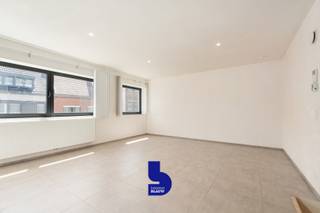 Bent u op zoek naar een instapklaar appartement waar ruimte, comfort en een moderne afwerking samenkomen? Dan zal dit prachtige triplex-appartement in een recente residentie u ongetwijfeld weten te bekoren.<br /><br />Gelegen in de rustige Zwaluwenstraat, op wandelafstand van winkels, openbaar vervoer en het strand, geniet u hier van een uitstekende ligging in een aangename woonomgeving.<br /><br />Bij het binnenkomen wordt u verwelkomd in een ruime en lichtrijke leefruimte met een open designkeuken, uitgerust met nieuwe kwaliteitsvolle toestellen.<br /><br />Dankzij de grote raampartijen baadt de woonkamer in het natuurlijke licht en heeft u rechtstreeks toegang tot het zonnige terras, waar u in alle rust kunt genieten van de namiddagzon. Op dit niveau bevinden zich bovendien een afzonderlijk gastentoilet en een praktische berging met aansluiting voor een wasmachine.<br /><br />Op de bovenverdieping vindt u een royale hoofdslaapkamer met een stijlvolle, moderne badkamer voorzien van een dubbele lavabo en een ruime inloopdouche. In het souterrain bevindt zich een tweede volwaardige slaapkamer met een raam dat uitgeeft op de binnenplaats, aangevuld met extra bergruimte en een private kelderberging. <br /><br />De residentie beschikt bovendien over een gemeenschappelijke fietsenberging en biedt de mogelijkheid om een garagebox in het gebouw te huren.<br /><br />Met een bewoonbare oppervlakte van 125 m², een gunstig EPC-label A (71 kWh/m²/jaar), individuele verwarming op aardgas en een onmiddellijke beschikbaarheid is dit appartement een uitstekende keuze voor wie op zoek is naar een comfortabele en energiezuinige woonst op een rustige locatie, vlak bij het bruisende centrum van Oostende.