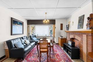 <p>Op een absolute toplocatie in Sint-Michiels bevindt zich deze verrassend ruime, te renoveren gezinswoning. Hét grote pluspunt is het zon-georienteerde perceel van 322 m² met een zeldzame dubbele toegankelijkheid.<br />Naast de hoofdinkom via de Rijselstraat beschikt de eigendom aan de achterzijde namelijk over een praktische uitweg met een afzonderlijke garage die rechtstreeks uitgeeft op de Tillegemstraat.<br />Met een bruikbare vloeroppervlakte van ongeveer 198 m² biedt het pand een uitzonderlijk stevige basis en volop potentieel.<br />Via de inkomhal op het gelijkvloers betreedt u de royale leefruimte. Aansluitend vindt u een tweede eetkamer, een compacte veranda en de keuken, met helemaal achteraan de badkamer en het apart toilet. Extra bergruimte in een praktische kelder. Op de eerste verdieping brengt de traphal u naar drie volwaardige slaapkamers en een extra bureauruimte. De tweede verdieping herbergt bovendien een zeer ruime zolder met afzonderlijke berging, ideaal om extra slaapkamers of een hobbyruimte te creëren.<br />Dit is de uitgelezen kans om een karaktervolle woning op een fantastische locatie volledig naar uw hand te zetten!<br />Een uniek renovatieproject met enorm veel potentieel.<br />Neem vandaag nog contact op voor meer informatie of om een bezoek in te plannen.<br />Interesse?</p>