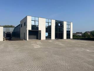 TE HUUR in Lier: prima onderhouden bedrijfsgebouw op goede zichtlocatie.Magazijn van 1.050m² met een los- en laadkadeEen gelijkvloers kantoor van...