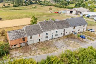 WE INVEST Sud-Luxembourg presents this property complex to be renovated, located on Rue des Cigognes in Hachy, offering excellent potential for a renovation or property development project. Set on a 14.07-are plot, the property comprises a house together with several outbuildings, former stables and storage areas. The main building and its outbuildings offer a ground footprint of approximately 450 m² per level, providing generous volumes and numerous possibilities for redevelopment. Subject to the necessary planning permissions, the property could potentially accommodate up to 4 housing units, making it an attractive opportunity for an investor or developer. The property benefits from a west-facing garden, ideal for enjoying natural light at the end of the day. Numerous parking spaces at the front of the property are an additional asset, particularly for a residential development project. A rare property offering numerous possibilities for renovation, conversion and development, ideal for an investor or anyone looking to bring an ambitious property project to life. The potential creation of housing units is indicative only and remains subject to obtaining the necessary planning permissions. Price: €295,000 Contact us: +32 (0)63 33 00 69 – sud.luxembourg@weinvest.be