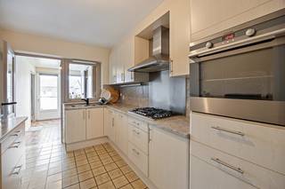 Deze charmante gesloten bebouwing is gelegen in een rustige straat net buiten het centrum van Sint-Truiden, op wandelafstand van winkels, scholen...