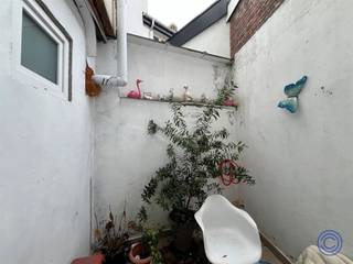 Informatie woningTe renoveren ééngezinswoning van ca. 195m² gelegen in één van de meest gegeerde straten van Berchem! IndelingSouterrain * Inkomhal...