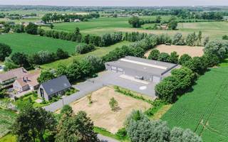 <p><span>Nazareth | Ruim magazijn/loods en luxueus kantoorgebouw met vlotte bereikbaarheid</span></p><p><span> </span></p><p><span>Op zoek naar een bedrijfssite ideaal gelegen nabij de N60 met vlotte verbinding naar de E17 en Gent.</span></p><p><span>Deze bedrijfssite omvat een high end kantoorgebouw van ca 480 m² en een loods van ca 1.700 m².</span></p><p><span>Ideale combinatie van kantoor, opslag of werkplaats en eventuele bijkomende gronden.</span></p><p><span> </span></p><ul><li><span>Nieuwbouw kantoorgebouw met hoogwaardige afwerking en veel lichtinval</span></li><li><span>Groene omgeving</span></li><li><span>Mogelijkheid tot aankoop achterliggend weiland en naastgelegen bouwgrond</span></li><li><span>Parkeer gelegenheden op perceel</span></li><li><span>Vrij in te richten volgens eigen concept -</span></li><li><span>Energiezuinig en toekomstgericht, voorzien van HVAC</span></li><li><span>Grote oppervlakte van de loods met voldoende manoeuvreerruimte en afgesloten poort</span></li></ul><p><span> </span></p><p><span>Kantoor</span></p><p><span>Aan de voorzijde van de straat 160 m² bebouwde oppervlakte. Gelijkvloers met keuken en sanitair + burelen, volledig bruikbare kelderverdieping met archiefruimte en extra vergaderzalen. Eerste verdieping met burelen.</span></p><p><span> </span></p><p><span>Loods/magaziijn</span></p><p><span>2 afgesloten delen. Het linker gedeelte omvat een grote magazijnruimte/werkplaats met op de verdiepingen een verwarmde kantoorruimte met sanitair en keuken. Grote poorten voor laden en lossen.</span></p><p><span>Het rechter gedeelte bestaat uit 3 magazijnruimtes v</span><span>an 540 m², 104 m² en 125 m², heden verhuurd.</span></p><p><span> </span></p><p><span>Plannen van de loods en het kantoor zijn ter beschikking op aanvraag.</span></p><p><span> </span></p><p><span>Meer info of een bezoek? Contacteer Hannelore via 09 245 24 24 of <span>gent@axellenaerts.be</span></span></p><p><span> </span></p><p><span> </span></p>