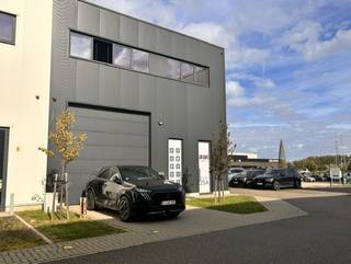 Deze bedrijfshal van 207 m² + 105 m² is gelegen in de Bremakkerstraat 25A in Bilzen, gelegen in het industrieterrein De Spelver in Bilzen.<br /><br />De industriehal beschikt over een hoge poort van 400 x 420. Op de eerste verdieping is er een ingericht kantoorruimte met veel lichtinval beschikbaar. Deze bestaat uit een kantoorruimte met plaats voor een 8 à 10 tal medewerkers, voorzien van een lange bureau en een wandkast. Verder hebben wij een aparte kantoorruimte met glazen wand met bureau en kasten. Tevens is er een keuken met tafel en stoelen voorzien. Verder is er een toiletruimte met douche en een technische berging. De verwarming is een lucht/water warmtepomp voor de vloerverwarming en er is een airco lucht/lucht voorzien voor de koeling. Tevens zijn er zonnepanelen voorzien. Hierdoor is er een A+ energielabel. Huurprijs is excl. BTW.<br /><br />Wens je dit bedrijfspand te bezichtigen? Neem dan contact op met Valère Vangeel via 0472 323 424 of mail naar valere@vestio.com .