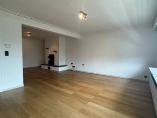 <p>Dit appartement, gelegen op de derde verdieping, bevindt zich in Residentie Anjelier op de Leo de Béthunelaan.</p><p>Het appartement bestaat uit een woonkamer, volledig uitgeruste keuken, drie slaapkamers, badkamer, berging en terras. <br />Verder is er nog een garage en een kelder aanwezig.</p><p>Gelegen in de nabijheid van op/afritten autostrade (E40) en vlakbij winkels, scholen en openbaar vervoer.</p><p>Huurprijs bedraagt 1100 euro/maand<br />Gemeenschappelijke kosten is 50 euro<br />Provisie voor verwarming en warm water is 100 euro. </p>