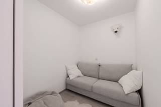 Lichtrijke studio met slaaphoek en terras te koop, gelegen op de eerste verdieping van de jonge en goed onderhouden Residentie Hermitage...