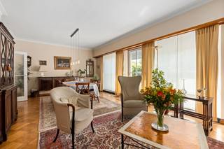 <p>Charmant halfopen huis in Antwerpen met vier slaapkamers, veel lichtinval, garage en een ruime tuin.</p>

<p> </p>

<p>Deze woning combineert een aangename woonbeleving met extra privacy dankzij de halfopen ligging. De natuurlijke lichtinval zorgt voor een open en uitnodigende sfeer in de leefruimtes. Met vier volwaardige slaapkamers biedt dit huis tal van mogelijkheden voor een groot gezin, een thuiskantoor of hobbyruimte. De verzorgde voortuin geeft de woning een verzorgde uitstraling, terwijl de ruime achtertuin ideaal is om te ontspannen, buiten te genieten of kinderen veilig te laten spelen. Gelegen in Antwerpen, in een sociale omgeving met vlotte bereikbaarheid en dagelijkse voorzieningen in de buurt.</p>

<p> </p>

<p>Belangrijkste ruimtes:<br />• Living met aangename lichtinval en gezellige leefruimte.<br />• Keuken met praktische indeling.<br />• Badkamer met functionele inrichting.<br />• Apart toilet.<br />• Berging voor extra opslagruimte.<br />• Wasplaats met praktische voorzieningen.<br />• Vier volwaardige slaapkamers met diverse indelingsmogelijkheden.<br />• Ruime achtertuin om volop van het buitenleven te genieten.<br />• Verzorgde voortuin met nette uitstraling.</p>

<p> </p>

<p>Troeven:<br />• Halfopen bebouwing met extra privacy en veel natuurlijke lichtinval.<br />• Vier ruime slaapkamers ideaal voor gezinnen of thuiswerk.<br />• Ruime voor- en achtertuin voor ontspanning en buitenleven.<br />• Garage en oprit als extra troef van de woning.</p>
 

<p> </p>

<p>Neem vandaag nog contact op met je ERA-makelaar voor een bezoek.</p>

<p> </p>

<p>JOUW DROOMHUIS. ZO GEVONDEN!</p>