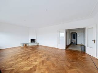 <p>Tel.: 0493 06 24 16<br />E-mail: clara.jacquy@weinvest.be<span></span></p>
<p>We Invest heeft het genoegen u exclusief dit appartement aan te bieden, gelegen op de vijfde en tevens hoogste verdieping van een goed onderhouden gebouw met lift.</p>
<p>Gelegen aan de Boulevard de Liège 154 in Anderlecht, geniet het appartement van een praktische en goed bereikbare ligging, vlakbij winkels, scholen en alle dagelijkse voorzieningen. De buurt biedt bovendien een vlotte verbinding met het centrum van Brussel en de belangrijkste verkeersassen.</p>
<p>Het appartement bestaat uit een inkomhal, talrijke ingebouwde opbergruimtes, een leefruimte met eiken parket en toegang tot een terras, een volledig uitgeruste keuken, een wasruimte, twee slaapkamers, een badkamer en een apart toilet.</p>
<p>U beschikt eveneens over een privatieve kelder, een parkeerplaats en een garagebox, die verplicht samen met het appartement gehuurd worden voor een bijkomende huurprijs van €150/maand.</p>
<p>Beschikbaar vanaf: 15/10/2026<br />EPB: G (vervanging van de raamkozijnen is binnenkort gepland, wat de energieprestaties van het appartement zal verbeteren)<br />Gemeenschappelijke lasten: €150/maand (privéverbruik van de verwarming en onderhoud van de gemeenschappelijke delen)<br />Individuele verwarmingsketel voor het verbruik van warm water.</p>
<p>Wacht niet langer om een bezoek in te plannen!</p>
<p>Ontdek meer exclusieve aanbiedingen op www.weinvest.be.</p>