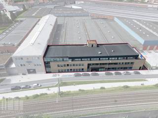 Functioneel kantoorgebouw met een totale oppervlakte van +/- 2.700 m² op een perceel van 1.344 m². Ideaal voor bedrijven, opleidingscentra of organisaties die op zoek zijn naar een representatieve en efficiënte werkomgeving. Het kantoorgebouw is praktisch en functioneel ingedeeld. Het gelijkvloers omvat een verzorgde inkomhal met onthaal, traphal met lift, sanitair en enkele vergaderzalen. Verder beschikt het gebouw op de verdiepingen over meerdere afzonderlijke kantoren, sanitair (m/v), diverse vergaderzalen alsook ruime leslokalen. Aanvullend zijn er een archiefruimtes, een fietsenberging en een ondergrondse parking met maar liefst 36 parkeerplaatsen.<br /><br />De ligging langs de Guido Gezellelaan in Roeselare vormt een extra troef. Op korte afstand van het stadscentrum en het station geniet u van een uitstekende bereikbaarheid dankzij de directe aansluiting op de R32 en de N32, met vlotte verbindingen naar de omliggende gemeenten. Ook de op- en afritten van de E403 bevinden zich vlakbij, waardoor zowel Brugge als Kortrijk snel bereikbaar zijn.<br /><br />Deze strategische locatie maakt het pand bijzonder interessant voor ondernemingen die een vlotte bereikbaarheid voor medewerkers, klanten en bezoekers hoog in het vaandel dragen.<br /><br />Contacteer PANORAMA B2B voor inlichtingen, plannen of een vrijblijvend plaatsbezoek via 0476 215 115.