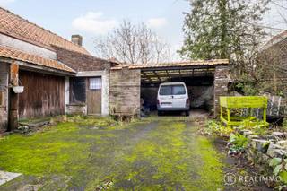 Cette maison unifamiliale est située dans le centre du village rural d'Helchin (commune a facilités),  proche de toutes commodités.Grâce à sa...