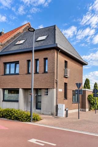 <p>Lichtrijke, instapklare gezinswoning met 4 slaapkamers, ruime tuin en uitstekende bereikbaarheid.</p><p>Deze goed onderhouden en ruime gezinswoning is gelegen op een uitstekende locatie in Kontich-Kazerne. De woning combineert veel leefruimte met een gezellige tuin en een zeer goede bereikbaarheid.</p><p>Op het gelijkvloers kom je binnen in een ruime inkomhal met gastentoilet en toegang tot de kelder. In de kelder staat een nieuwe watermeter en een digitale gasmeter. Daar is ook toegang tot de kruipkelder. Via de derde deur in de inkomhal kom je in de lichtrijke L-vormige grote leefruimte, voorzien van grote raampartijen.</p><p>Aansluitend bevindt zich de ruime, goed uitgeruste keuken met veel werk- en opbergruimte en zicht op de tuin.<br />De gezellige tuin is een echte troef en beschikt over een overdekt terras en een grasperk. De tuin is ook bereikbaar via een poortje in het doodlopende zijstraatje.</p><p>Via een nieuwe trap in de inkomhal kom je op de eerste verdieping. Hier bevinden zich 2 ruime slaapkamers, een grote badkamer (met ligbad, douche en dubbele lavabo) en een aparte ruimte met toilet, aansluitingen voor wasmachine en droogkast en grote opbergkasten. Alle kamers op de eerste verdieping zijn uitgerust met rolluiken.</p><p>De tweede verdieping beschikt over 2 lichtrijke slaapkamers, elk met een praktische mezzanine. Er is ook nog een extra toilet met lavabo op deze verdieping. Elke kamer beschikt over een groot veluxraam met muggenraam en verduistering.De woning is instapklaar en de elektriciteit is conform. Het huis heeft EPC D (319 score, waarbij isoleren van keuken meteen een EPC C geeft).<br />Het huis wordt volledig verwarmd met centrale verwarming op gas.</p><p>Treinstation, bushaltes en de fietsostrade zijn vlakbij, evenals verscheidene supermarkten. Kleuter- en lagere school zijn op wandelafstand. Het doodlopende zijstraatje komt uit op een speeltuin en een hondenweide.</p>