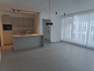 Dit modern nieuwbouwappartement te huur in Sint-Kruis is bereikbaar via de trappenhal en combineert hedendaags comfort met een aangename,...