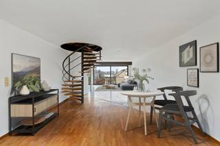 <p>Dit ruim en energiezuinig triplex appartement beschikt over een inkomhal met vestiaire en gastentoilet, een heel ruime woonkamer (50 m²) met open ingerichte keuken en op deze verdieping bevinden zich verder ook een gezellige slaapkamer (10 m²), een badkamer met dubbele lavabo, douche en toilet en een berging met plaats voor wasmachine en droogkast.</p>
<p>Vanuit de woonkamer heeft u toegang tot het terras voor- en achteraan.</p>
<p>Op de volgende verdieping vindt u 2 ruime slaapkamers ( 23 m² en 22 m²) en een badkamer met dubbele lavabo, ligbad en toilet.</p>
<p>Op de bovenste verdieping van dit triplex appartement is er nog een mooie polyvalente ruimte waar u kunt genieten van een weids uitzicht. Beneden in de kelder vindt u een private bergruimte.</p>
<p>De vraagprijs van de garage die mee aangekocht dient te worden bedraagt € 25.000.</p>
<p>Zeer rustig en mooi gelegen energiezuinig appartement : EPC 194, energielabel B. De installatie van de centrale verwarming werd vernieuwd in 2024. Lift aanwezig. (bruikbare vloeroppervlakte volgens EPC : 198 m²)</p>