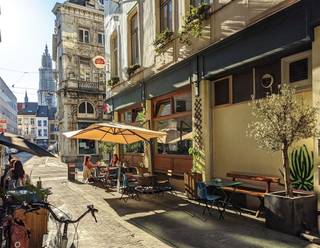 Stijlvol, volledig bemeubeld 1-slaapkamer appartement in het hart van Antwerpen, beschikbaar vanaf 2 januari 2026. Gelegen op de tweede verdieping...