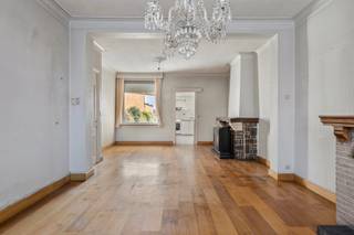 Goedgelegen woning op een perceel van 750m! De woning dient gerenoveerd te worden met biedt heel wat potentieel ! Bestaande uit hal, gezellige...