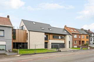 Ontdek dit prachtige nieuwbouwappartement, gelegen op een steenworp afstand van alle voorzieningen: winkels, scholen, openbaar vervoer en belangrijke invalswegen.<br /><br />Gelegen op de eerste verdieping biedt dit lichtrijke appartement een bewoonbare oppervlakte van ongeveer 70 m² en een moderne woonomgeving.<br /><br />Indeling:<br /><br />* Inkomhal<br />* Mooie open en lichtrijke leefruimte<br />* 1 ruime slaapkamer<br />* Badkamer<br />* Privébalkon<br />* 1 private parkeerplaats<br /><br />Energieprestaties van de nieuwste generatie<br /><br />Het appartement werd ontworpen volgens de meest recente energienormen en beschikt onder meer over:<br /><br />* Vloerverwarming<br />* Een performante warmtepomp<br />* Uitstekende thermische en akoestische isolatie<br />* Installaties die zorgen voor een laag energieverbruik en een optimaal wooncomfort het hele jaar door<br /><br />Twee aankoopmogelijkheden volgens uw wensen:<br /><br />Instapklare uitvoering (sleutel-op-de-deur)<br /><br />Personaliseer uw toekomstige woning volledig door zelf de afwerkingen en materialen te kiezen: vloerbekleding, keuken, sanitair, wandtegels, enzovoort.<br /><br />Casco-uitvoering (gesloten ruwbouw)<br /><br />De ideale oplossing voor kopers die de afwerking zelf wensen uit te voeren en hun interieur op eigen tempo willen inrichten, met volledige controle over het budget.<br /><br />Deze eigendom vormt een uitstekende opportuniteit voor zowel starters als investeerders die op zoek zijn naar een duurzame en waardevaste investering.