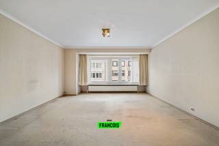 Hoewel dit ruim éénslaapkamerappartement een grondige opfrisbeurt kan gebruiken, geniet het tal van troeven. <br /><br />Zo heeft u in de nabije omgeving tal van winkels alsook bereikt u het centrum en het strand in een mum van tijd. Het pand beschikt daarenboven over een lichtrijke leefkamer met aansluitend de keuken. Hierdoor kunt u vlot een mooi open geheel creëren. <br /><br />Achterin is er één zeer ruime slaapkamer, dewelke toegang heeft tot een terras met berging. <br /><br />De badkamer is uitgerust met een lavabo en douchecabine. Het toilet is apart. <br /><br />Tot slot is er nog een handige berging in het appartement alsook een privatieve kelder in het gebouw. <br /><br />Bent u op zoek naar een interessante investering of uitvalsbasis aan zee? Aarzel dan niet en neem contact op voor meer info of een afspraak! <br /><br />
