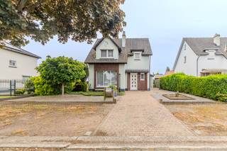Bent u op zoek naar een woning die u volledig naar eigen smaak kan inrichten? Dan biedt deze woning op de Prinsenlaan 17 in Maasmechelen heel wat mogelijkheden. Gelegen op een perceel van 4a97ca beschikt deze woning over een praktische indeling, drie slaapkamers en een aangename tuin met overdekt terras. <br /><br /><u><strong>Omgeving</strong></u><br />De woning is gelegen op een gunstige locatie in Maasmechelen met een vlotte verbinding naar omliggende gemeenten en belangrijke invalswegen. De op- en afritten van de E314 bevinden zich op korte afstand, wat zorgt voor een goede bereikbaarheid richting Genk, Hasselt en Nederland. Daarnaast bevinden winkels, scholen, openbaar vervoer en andere dagelijkse voorzieningen zich in de nabije omgeving, wat deze locatie extra aantrekkelijk maakt voor gezinnen en pendelaars.<br /><br /><u><strong>Indeling van de woning</strong></u><br />Bij het betreden van de woning komt u terecht in de inkomhal, dewelke aan de linkerzijde toegang biedt tot de leefruimte met zicht op de voor- en achtertuin. Aan de achterzijde van de woonkamer bevindt zich de keuken. Op het gelijkvloers is eveneens een apart gastentoilet voorzien.<br /><br />Verder beschikt de woning over drie slaapkamers en een badkamer op de verdieping, momenteel ingericht met een lavabo, douche en toilet.<br /><br />De woning beschikt daarnaast over een zolderruimte en is gedeeltelijk onderkelderd, wat zorgt voor extra bergruimte en bijkomende mogelijkheden.<br /><br />Buiten geniet u van een gezellige tuin waar het aangenaam vertoeven is met een overdekt terras en tuinhuis.<br /><br /><u><strong>Troeven van deze woning</strong></u><br />- Gunstige ligging nabij winkels, scholen en verbindingswegen<br />- Perceel van 4a 97ca<br />- Overdekt terras en tuin<br />- Drie slaapkamers<br />- Gedeeltelijk onderkelderd<br />- Bergzolder aanwezig<br />- Dubbele beglazing met pvc-profielen<br />- Veel potentieel<br /><br />Interesse in deze woning? Neem gerust contact op met ons kantoor voor meer informatie of een bezoek ter plaatse.<br />Tel. <span><strong>+32 (0)89 23 44 22 </strong></span><br />Mail. <span><strong>info@immoverslegers.be </strong></span>