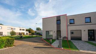 Deze <span><strong>moderne hoekwoning, gebouwd in 2020</strong></span>, is gelegen in een <span><strong>rustig en aangenaam woonerf op wandelafstand van het centrum van Deerlijk. </strong></span><br />De recente bouw, praktische indeling en rustige ligging maken van deze woning een bijzonder aangename thuis.<br />Via de inkomhal met toilet kom je in de <span><strong>lichtrijke woonkamer met open keuken. </strong></span>Aansluitend is er een <span><strong>handige berging</strong></span> die voor de nodige extra opbergruimte zorgt.<br />Buiten geniet je van een<span><strong> gezellig terras en een onderhoudsvriendelijke buitenruimte</strong></span>.<br />Achteraan bevindt zich de <span><strong>carport</strong></span>, die bereikbaar is met de wagen via een poort. Deze ruimte kan bovendien perfect dienstdoen als<span><strong> overdekt terras</strong></span>, zoals ze momenteel is ingericht.<br />Op de verdieping bevinden zich <span><strong>3 slaapkamers en een ruime badkamer</strong></span>, uitgerust met zowel een <span><strong>ligbad, een inloopdouche en lavabo.</strong></span><br />Voor een aangenaam wooncomfort is de woning voorzien van<span><strong> vloerverwarming op aardgas</strong></span>. Daarnaast zorgen de aanwezige <span><strong>zonnepanelen </strong></span>voor een lagere elektriciteitsfactuur, een mooie meerwaarde voor het dagelijkse energieverbruik. <br />E-peil : <br /><span><strong>Een recente en comfortabele woning op een rustige locatie, met het centrum van Deerlijk op wandelafstand. Ideaal voor wie op zoek is naar hedendaags wooncomfort in een aangename en kindvriendelijke omgeving.</strong></span>
