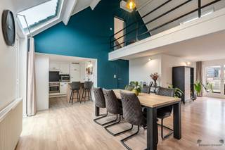 <h2><span>Ruim duplexappartement met 2 slaapkamers, mezzanine, terras, garagebox en autostaanplaats</span></h2><p><span>Op een centrale ligging in </span><span>Sint-Antonius-Zoersel</span><span> bevindt zich dit verrassend ruime duplexappartement met een bewoonbare oppervlakte van circa </span><span>140 m²</span><span>. De combinatie van royale leefruimtes, twee slaapkamers, een bijkomende mezzanine/dakverdieping en uitstekende parkeermogelijkheden maakt dit een bijzonder interessant appartement.</span></p><p><span>Het appartement beschikt over een aangename en lichtrijke leefruimte met </span><span>zit- en eethoek</span><span>, aansluitend op de keuken. Verder vinden we op deze verdieping twee volwaardige slaapkamers, een badkamer, afzonderlijk toilet en praktische berging. Het </span><span>terras</span><span> zorgt voor een fijne buitenruimte.</span></p><p><span>Een absolute meerwaarde is de hoger gelegen </span><span>mezzanine/dakverdieping</span><span>. Deze extra ruimte biedt tal van mogelijkheden en kan bijvoorbeeld worden ingericht als bureau, hobbyruimte, extra zithoek of polyvalente ruimte.</span></p><p><span>Ook op praktisch vlak heeft het appartement heel wat te bieden. Achteraan beschikt het eigendom over een </span><span>private garagebox én een bijkomende autostaanplaats</span><span>, waardoor parkeren op eigen terrein geen probleem vormt.</span></p><p><span>Met een </span><span>EPC-label B (147 kWh/m²)</span><span> scoort het appartement bovendien goed op energetisch vlak.</span></p><p><span>Dankzij de ligging in het centrum van Sint-Antonius bevinden winkels, horeca, openbaar vervoer en andere dagelijkse voorzieningen zich in de onmiddellijke omgeving, terwijl ook de omliggende gemeenten vlot bereikbaar zijn.</span></p><p><span>Troeven:</span><span> </span></p><p><span>- ca. 140 m² bewoonbare oppervlakte </span></p><p><span>- 2 slaapkamers </span></p><p><span>- ruime leefruimte polyvalente mezzanine/dakverdieping </span></p><p><span>- terras </span></p><p><span>- EPC B </span></p><p><span>- private garagebox en extra autostaanplaats </span></p><p><span>- centrale ligging in Sint-Antonius-Zoersel.</span></p><p><span>Een ruim duplexappartement met veel mogelijkheden én het comfort van twee private parkeerplaatsen.</span></p>