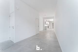 Compleet gerenoveerde woning op goede ligging te Zwevegem met living, keuken, badkamer met douche, lavabo, tuin en op eerste verdiep 2...