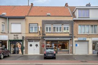Momenteel is de volledige benedenverdieping in gebruik als een bloeiende, ambachtelijke bakkerij met atelier. Grote etalageramen zorgen voor...