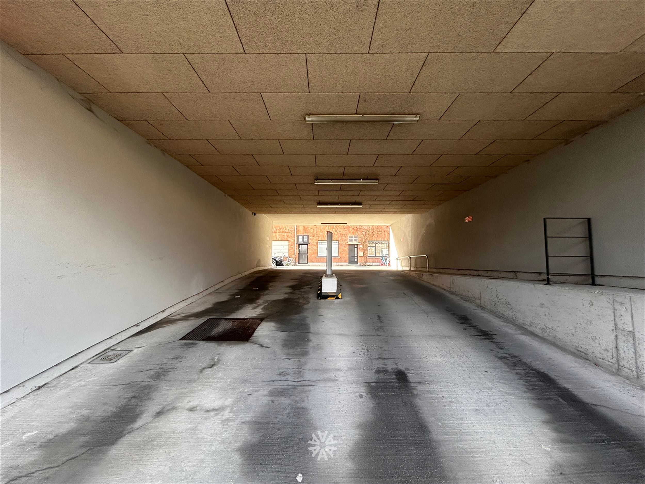 Inpandige autostaanplaats nabij station Gent-Sint-Pieters - foto 2