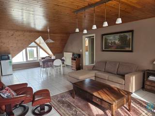 <h2><span>Knus appartement met 1 slaapkamer in hartje Kasterlee</span></h2>
<div>
<div>
<div>
<div>
<p>Via de inkomhal kom je het appartement binnen. Van hieruit ga je rechtdoor naar de leefruimte met open keuken. Deze gezellige ruimte vormt het hart van het appartement en biedt voldoende plaats om comfortabel te wonen en te koken. Aansluitend aan de keuken bevindt zich een praktische berging, ideaal voor extra opslag.</p>
<p>Het appartement is een knus éénslaapkamerappartement en beschikt over een aparte slaapkamer die rust en privacy biedt. De badkamer is uitgerust met een ligbad, lavabo en toilet. Daarnaast is er nog een aparte cv- en wasruimte, wat zorgt voor extra praktisch comfort in het dagelijks gebruik.</p>
</div>
</div>
</div>
</div>
<p><span><strong>Beschikbaarheid</strong></span>: 01/05/2026 (eerdere intrede bespreekbaar).<br /><br /><span><strong>EPC</strong></span>: 222 kWh/m²<br /><br /><span><strong>Huurprijs</strong></span>: €645,00 per maand.<span></span></p>
<h2><span> </span></h2>