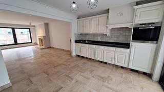 Deze woning is gelegen nabij het centrum van Poperinge op wandelafstand van lokale handelaars, openbaar vervoer, scholen enz.Op het gelijkvloerse...