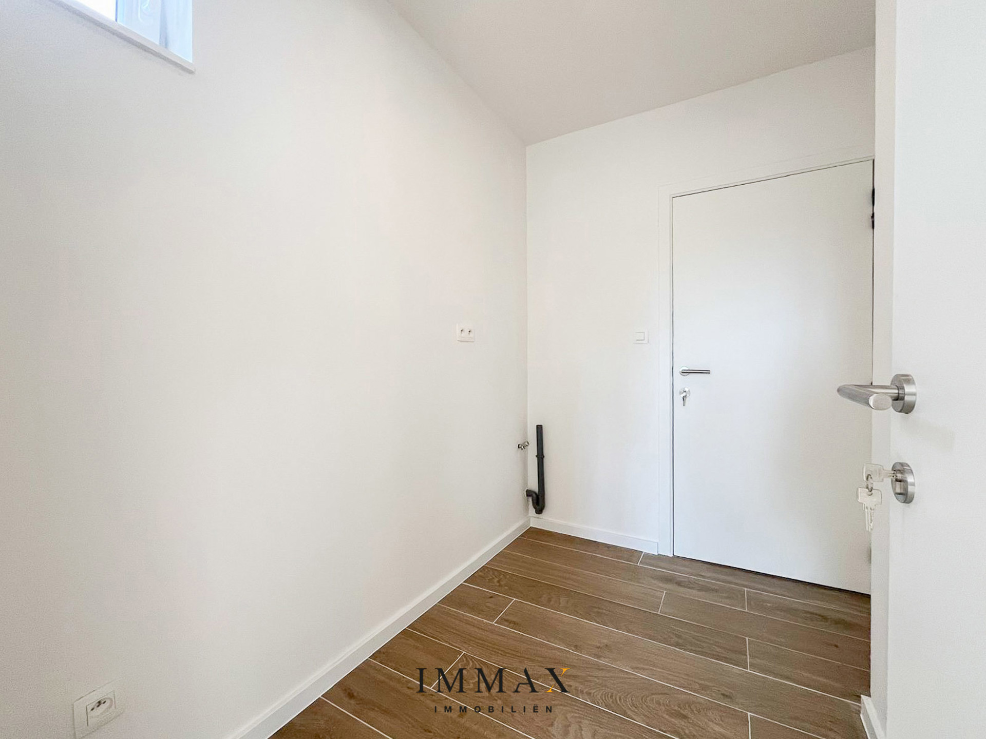 Halfopen woning met 4 slaapkamers, zonnige tuin en garage - foto 4
