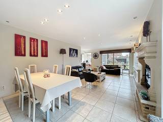 Energiezuinige halfopen bebouwing in een rustige en kindvriendelijke omgeving, bestaande uit een inkomhal met gastentoilet en vestiaire,...