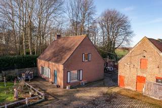 Mooi gelegen hoeve voor residentieel gebruik te koop te Torhout (Wijnendaele).De hoeve heeft toegang via de Sparappelstraat en ligt onmiddellijk...