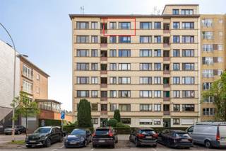 <p>Men betreedt dit appartement op een 7e verdieping via een inkomhal met vestiairekast, gastentoilet met handenwasser, ruime lichtrijke woonkamer , basic keuken met toegang tot een klein terras, achteraan 2 slaapkamers met een aparte badkamer voorzien van een douche, lavabo. <br />In de kelder van het gebouw beschik je over een privatieve berging.</p><p>Bijzonderheden: <br />Centraal gelegen nabij openbaar vervoer en winkels <br />EPC label C<br />Lift in het gebouw<br />Privatieve berging in de kelder<br />In de slaapkamers zijn er rolluiken aanwezig. </p><p>AK: +_250 € per maand inclusief privatieve verwarming, lift, gemene delen, onderhoud traphal, water, blokpolis en het gebouw beschikt over een reservefonds. …<br /> </p>